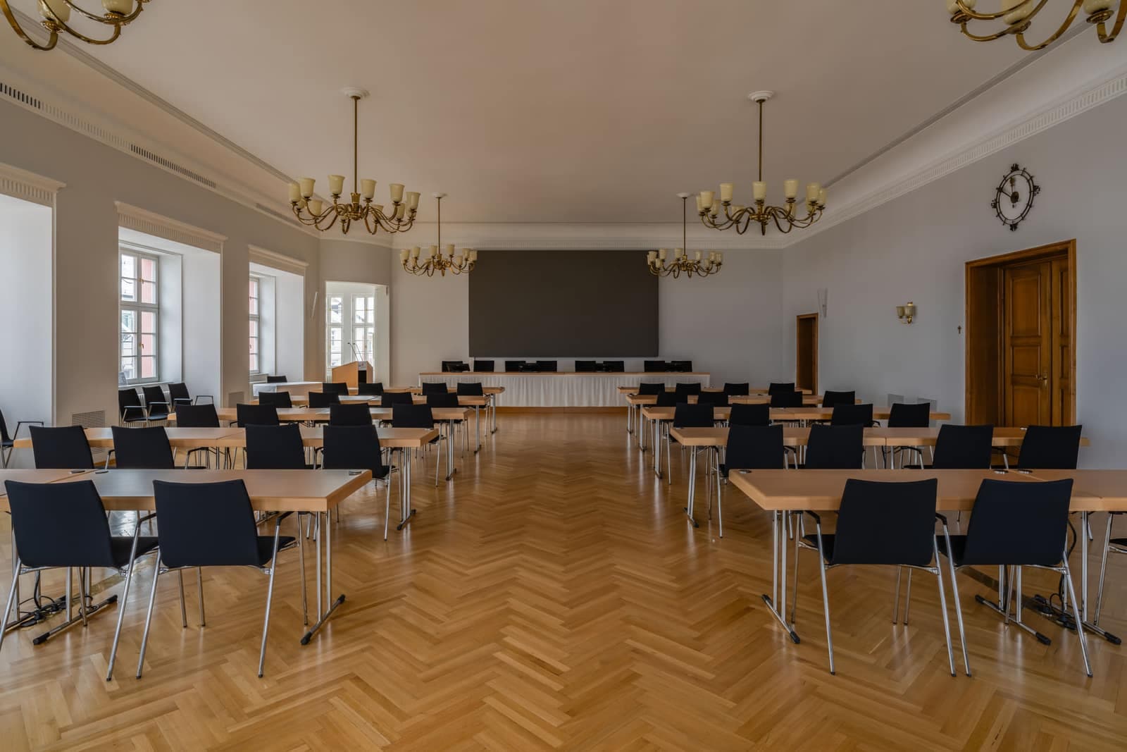Šviesus posėdžių kambarys su ilgu stalu