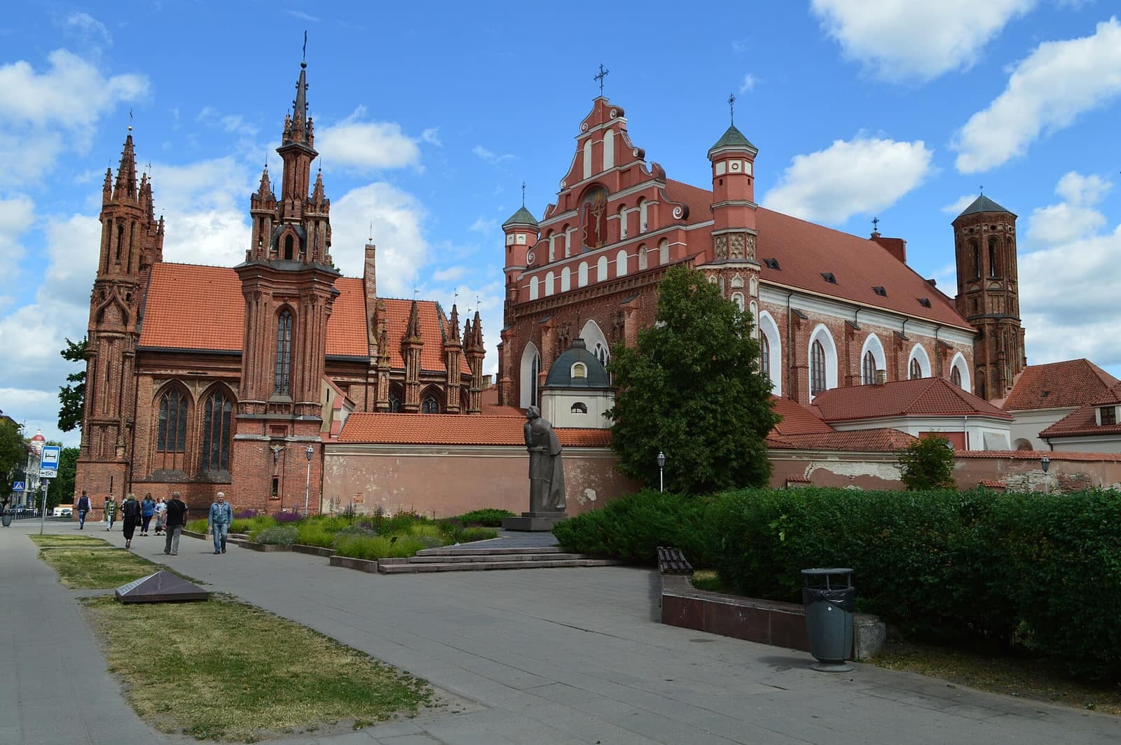 Šv. Onos ir Bernardinų bažnyčių ansamblis Vilniaus senamiestyje
